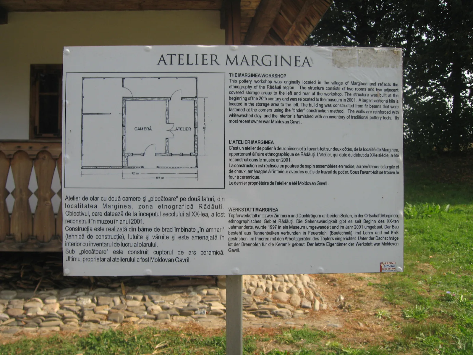 Unelte și obiecte într-un atelier de olărit din Marginea
