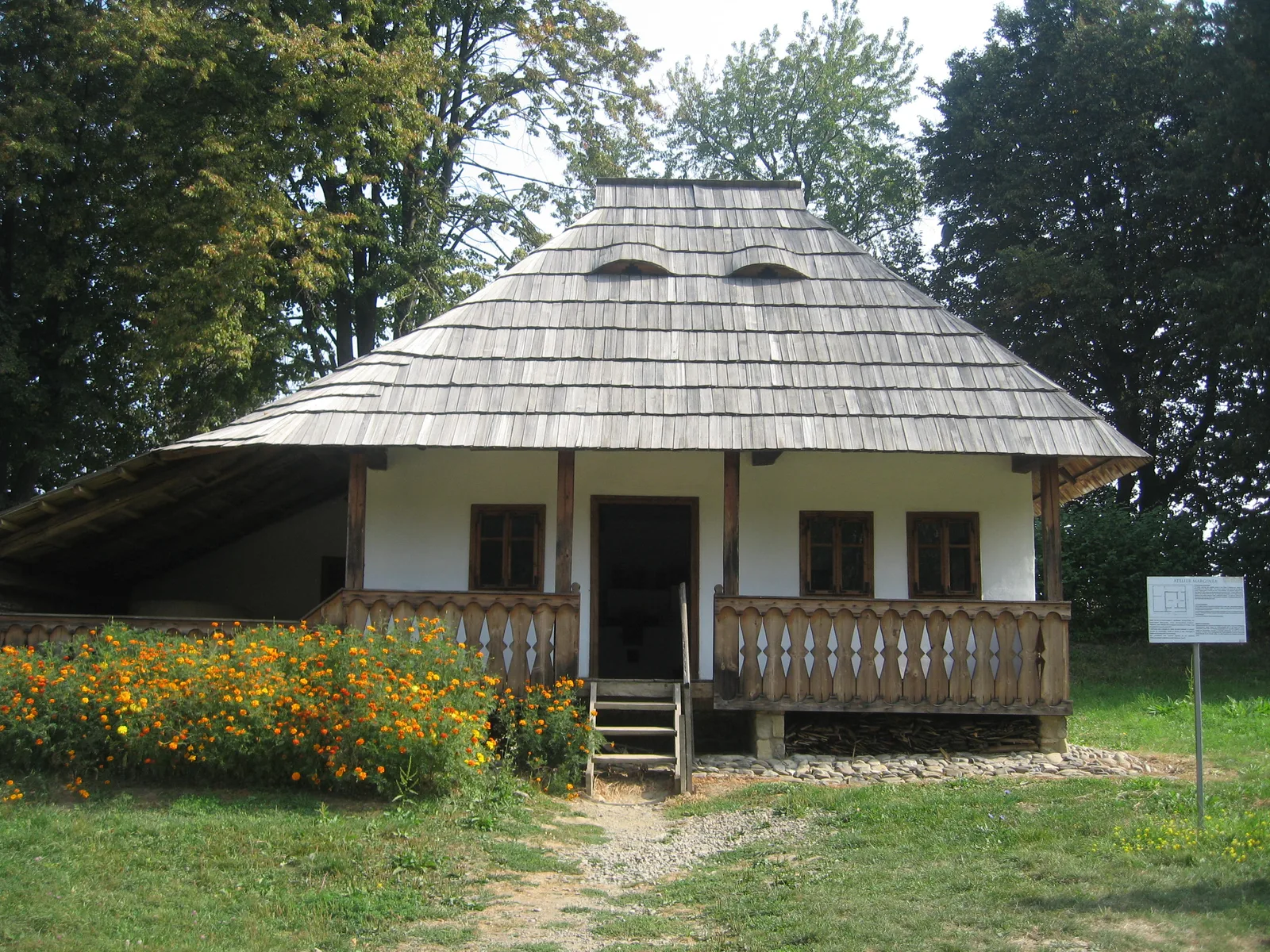 Interiorul unui atelier tradițional de ceramică din Marginea