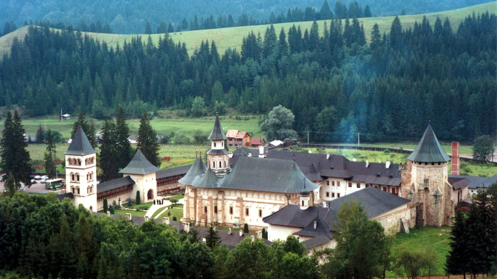 Mănăstirea Putna văzută din curte