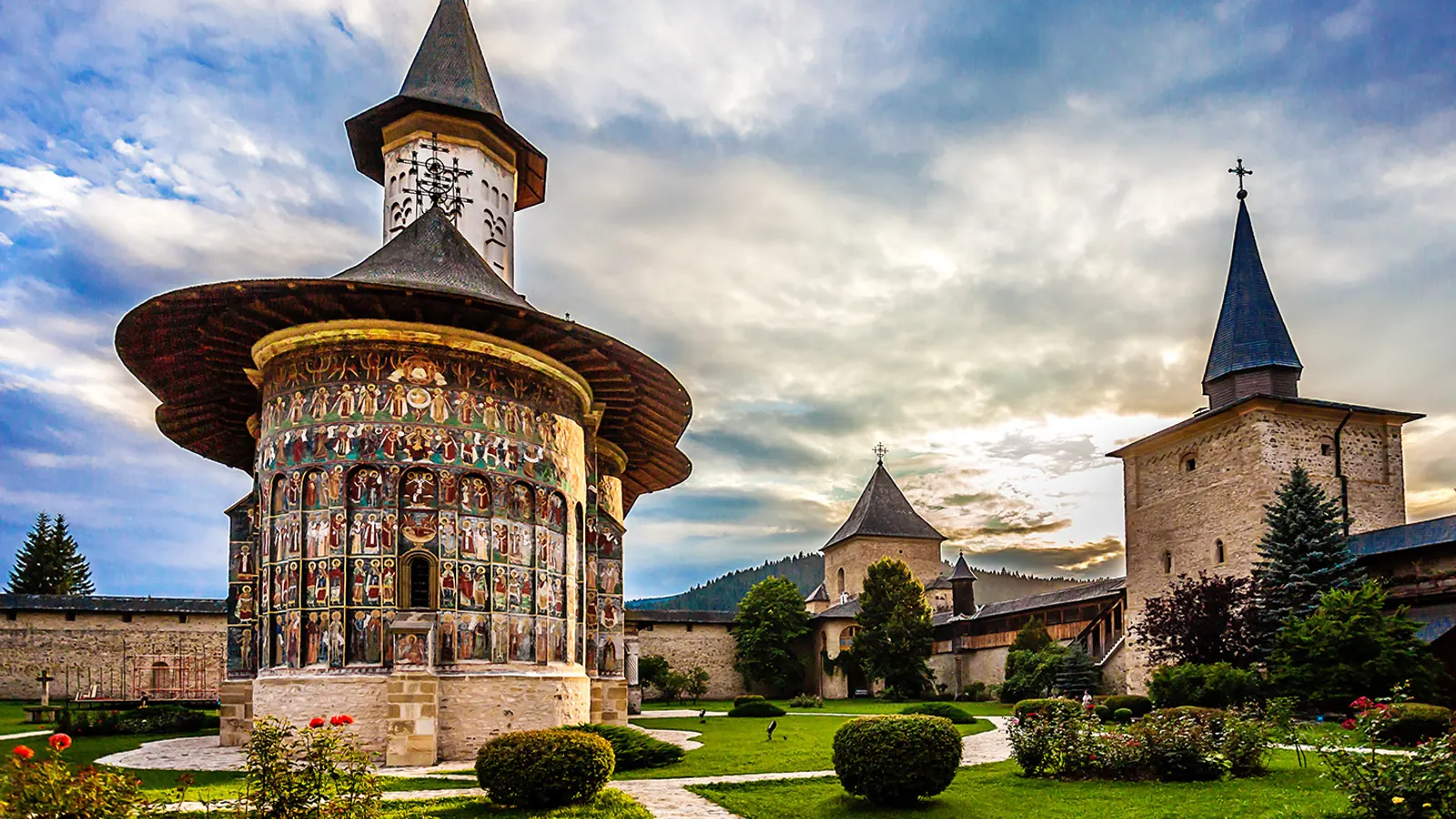 Biserica și curtea Mănăstirii Sucevița