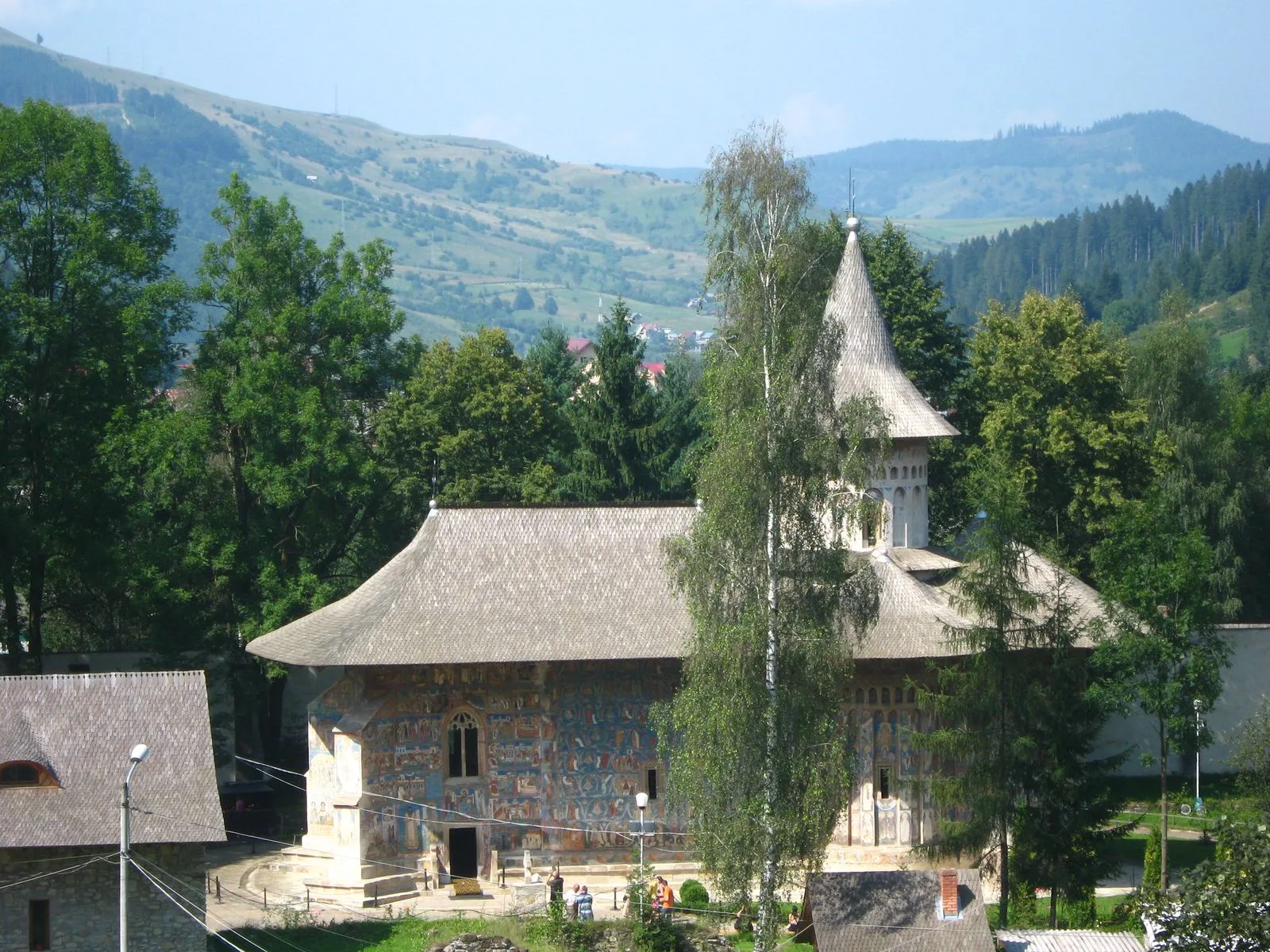 Vedere de sus asupra Mănăstirii Voroneț