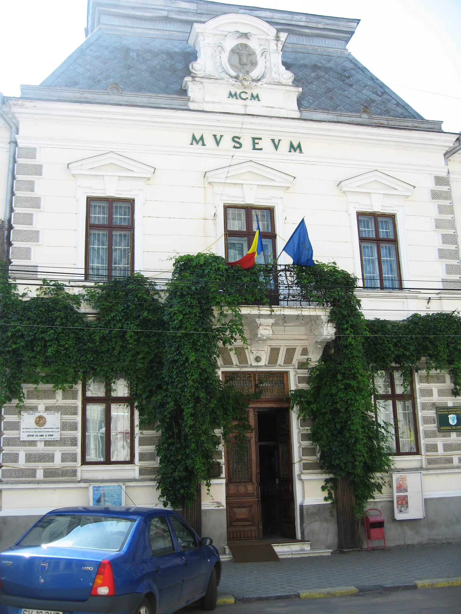 Detaliu arhitectural al muzeului din Suceava