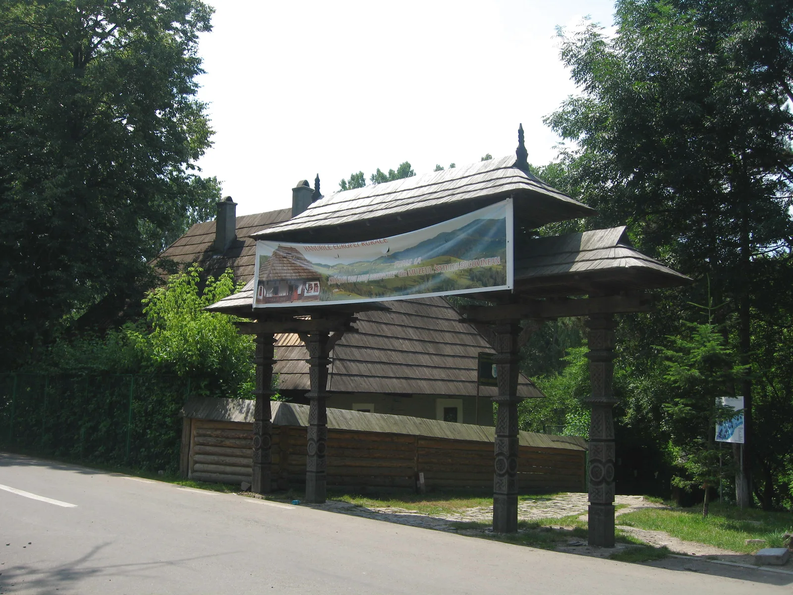 Poarta tradițională de intrare în Muzeul Satului Bucovinean