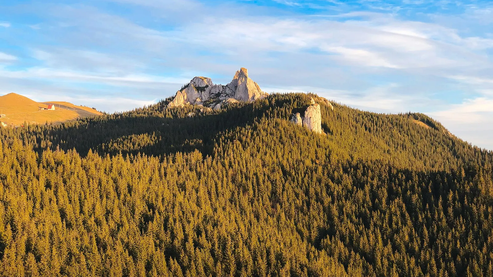 Pietrele Doamnei și Piatra Șoimului în Munții Rarău